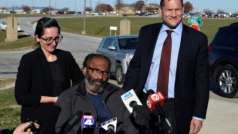 Kevin Strickland (M) spricht mit seinen Anwälten Tricia Rojo Bushnell (l) und Robert Hoffman zu den Medien nach seiner Entlassung aus dem Gefängnis.