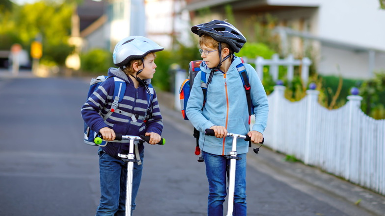 Damit Kinder sicher in der Schule ankommen, sollten Eltern mit ihnen das Verhalten im Straßenverkehr trainieren.
