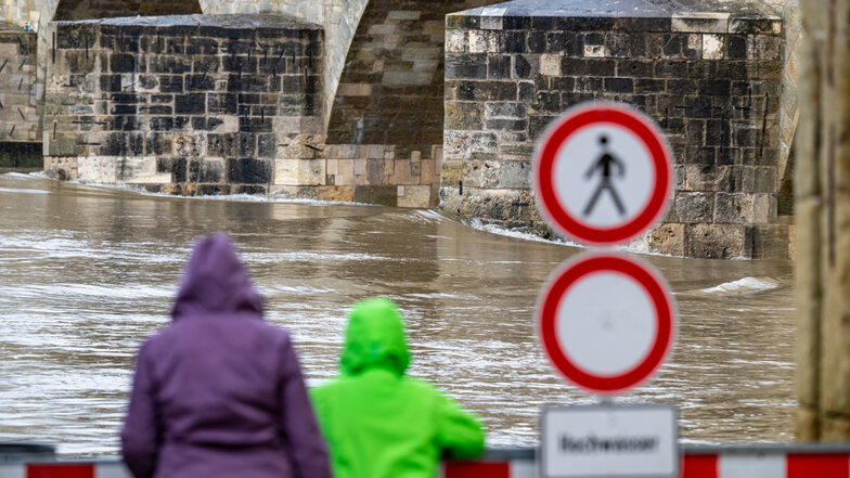 Schwere Regenfälle in Süddeutschland: Hubschrauber und Boote retten Menschen vor Hochwasser