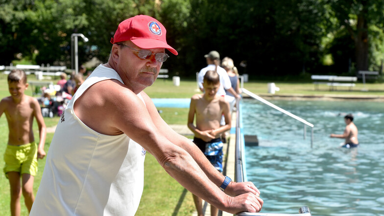Schwimmmeister Uwe Kutschke überwacht den Badebetrieb in Oppach.