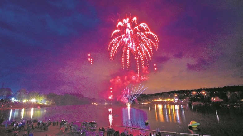 Wenn das Feuerwerk den Himmel und das Wasser der Malter zum Leuchten bringt, erreicht Malter in Flammen jedes Jahr seinen Höhepunkt.