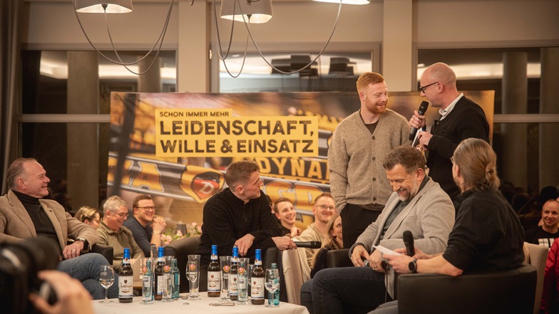 Überraschungsgast im Luisenhof: Dynamos Vize-Kapitän Paul Will ist da und spricht mit Moderator Jens Umbreit über deren gemeinsame Wette.