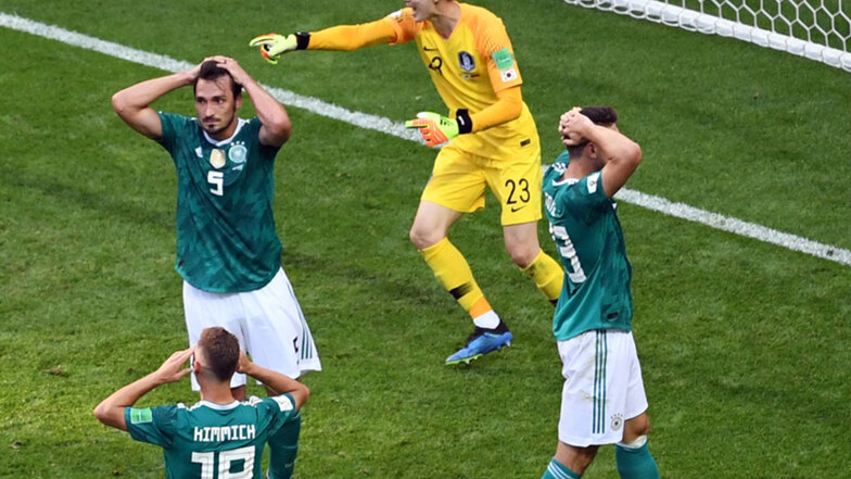 Wieder eine Chance vergeben, die Nationalspieler Mats Hummels, Joshua Kimmich und Mario Gomez  greifen sich an den Kopf. Der Titelverteidiger verliert mit 0:2 gegen Südkorea und scheitert bei der WM in Russland bereits in der Vorrunde.