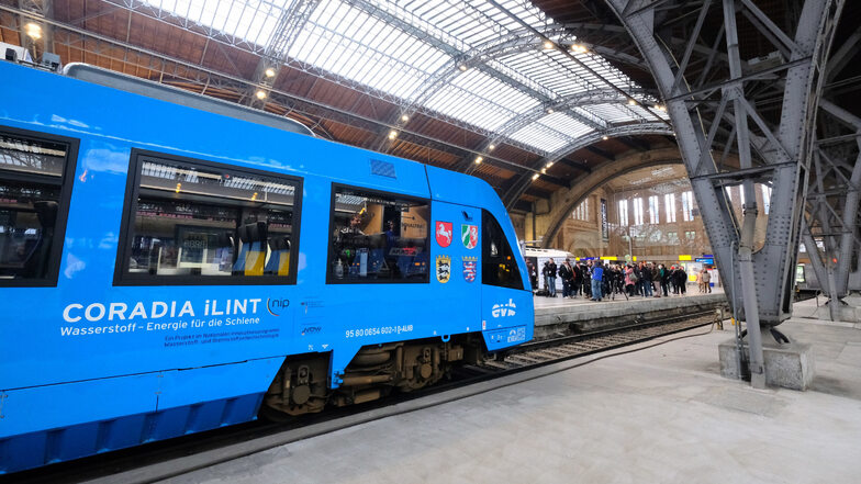 Zwischen Dresden, Radeberg und Kamenz wird derzeit der Einsatz von Wasserstoffzügen geprüft. Im Leipziger Hauptbahnhof legte ein solcher Zug bei einer Probefahrt einen Stopp ein.