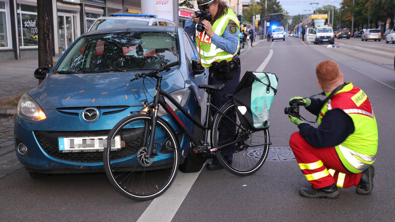 Die Radfahrerin wurde schwer verletzt. Die Dresdner Polizei ermittelt zur Unfallursache.