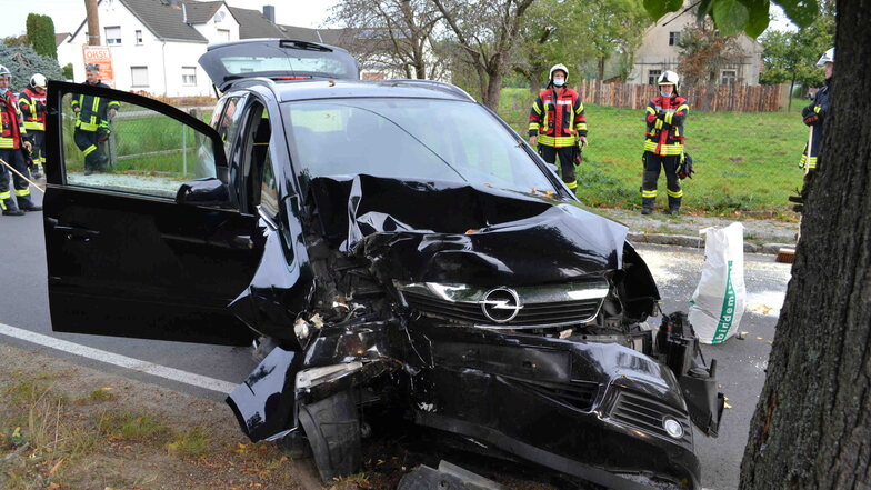 In Straßgräbchen kam ein Fahrer mit seinem Opel von der Fahrbahn ab und stieß gegen einen Baum.