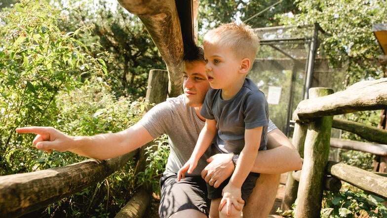 Kilian ist oft im Zoo Dresden und beobachtet mit Papa Christoph gern die Tiere, zum Beispiel in der Tundravoliere.