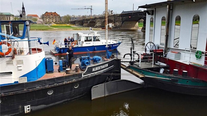 Im Visier der Wasserschutzpolizei dockt das Schubschiff „Alberthafen“ am Theaterkahn an.