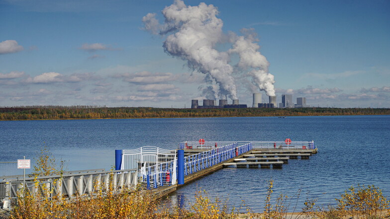 Blick über den Bärwalder See mit einer Bootsanlegestelle auf das Kraftwerk Boxberg. Mit dem beschlossenen Kohleausstieg fallen auch dort viele Arbeitsplätze weg.