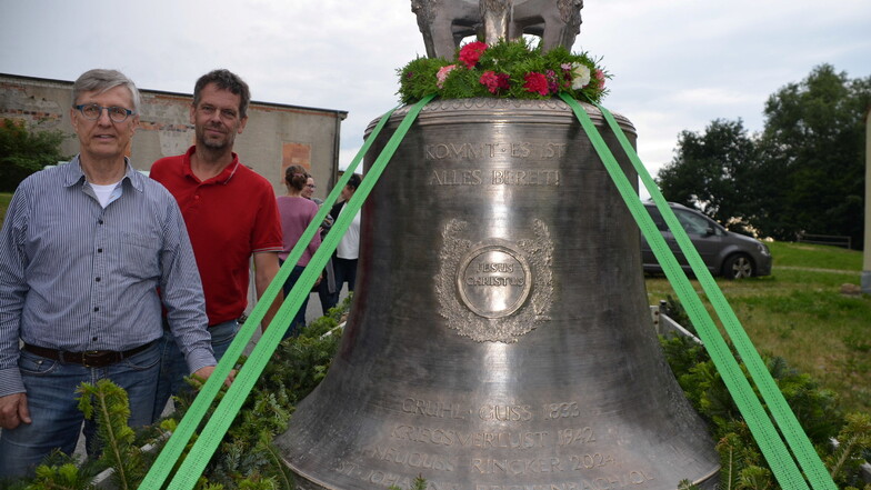 Sie haben die neuen Reichenbacher  Glocken heil nach Hause gebracht: Pfarrer Christoph Wiesener (links) und Oliver Weiser.