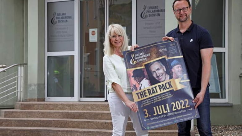 Carola Gotthardt von der Elbland Philharmonie und John Jaeschke von der FVG Riesa präsentieren das Plakat für die große Orchester-Show in der Sachsenarena.