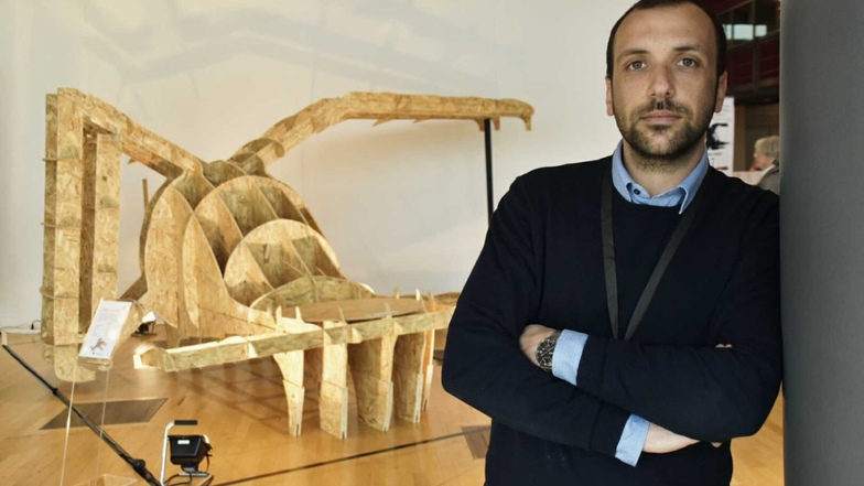 "Flügel Aeronautics"-Geschäftsführer Diego Schierle hat auch ein 1:1-Holzmodell des Flugtaxis mit ins Kongresszentrum gebracht.