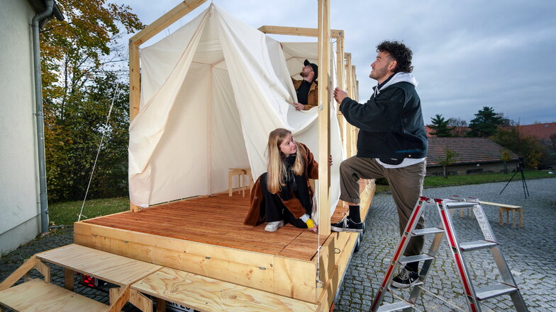 Durchdachte Konstruktion: Nicht nur das Zelt an sich, auch das gesamte Mobiliar lässt sich zerlegen und findet in der Unterkonstruktion Platz für den Transport.