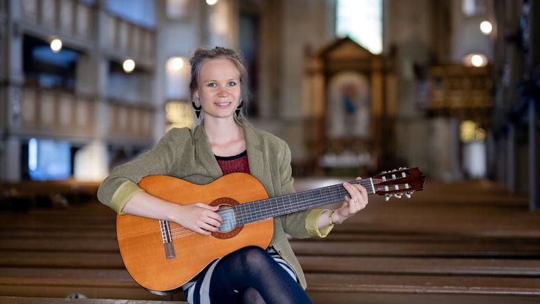 Inkeri Hannonen spielt neben Gitarre auch Orgel und Schlagzeug. Die junge Finnin ist seit 2023 Popkantorin im Kirchenbezirk Kamenz-Bautzen und bietet Workshops in Popularmusik an.