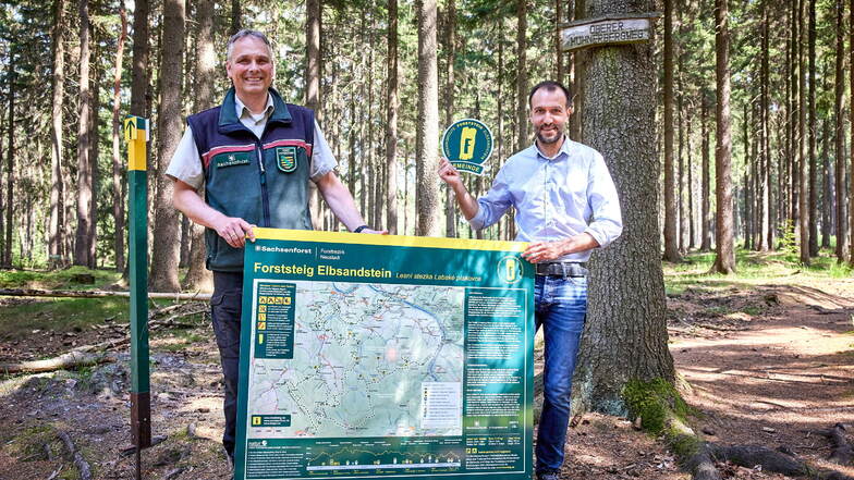 Neue Forststeig-Partner: Andreas Heine, Bürgermeister von Reinhardtsdorf-Schöna, und Uwe Borrmeister, Leiter des Forstbezirks Neustadt (li.).