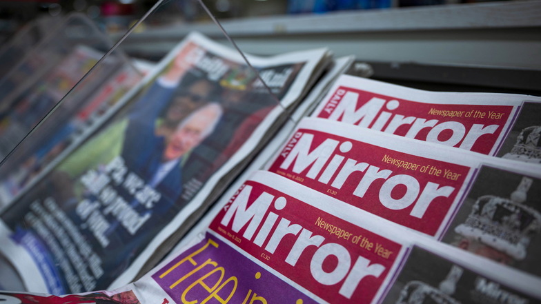 Die britische Zeitung "Daily Mirror" wird an einem Kiosk verkauft. Gegen das Blatt und den Verlag klagt jetzt Prinz Harry.