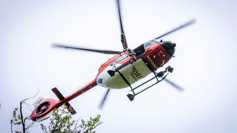 Einsatz für den Helikopter in der Sächsischen Schweiz: Zwei Menschen mussten in ein Krankenhaus gebracht werden.