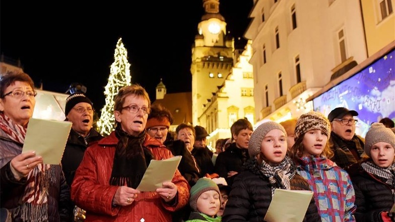 Der Einladung des Döbelner Stadtsingechores, Weihnachtslieder anzustimmen, folgten die Besucher des Weihnachtsmarktes zahlreich. Auch in den Kirchen – etwa in Reinsdorf, Roßwein und Waldheim – wurde musiziert.