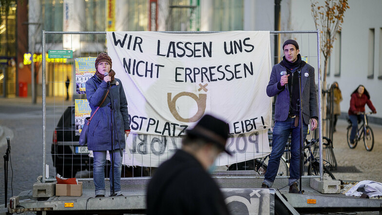 Katrin Treffkorn und Valentin Hacke auf der Bühne: Sie moderierten die Demo gegen den Abriss Postplatz 6.