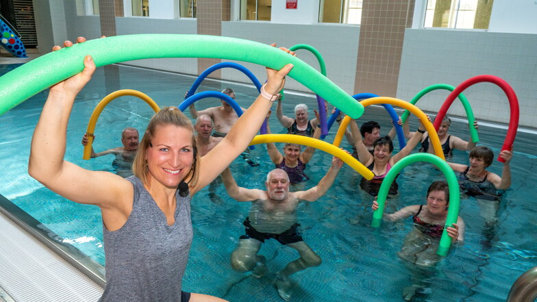 Trainerin Astrid Hellwig trainiert mit einer Übungsgruppe von Gesundheitssport Döbeln im Stadtbad. Der Verein ist nicht nur der zweitgrößte im Landkreis Mittelsachsen, sondern hat auch den größten Zugang an Mitgliedern.