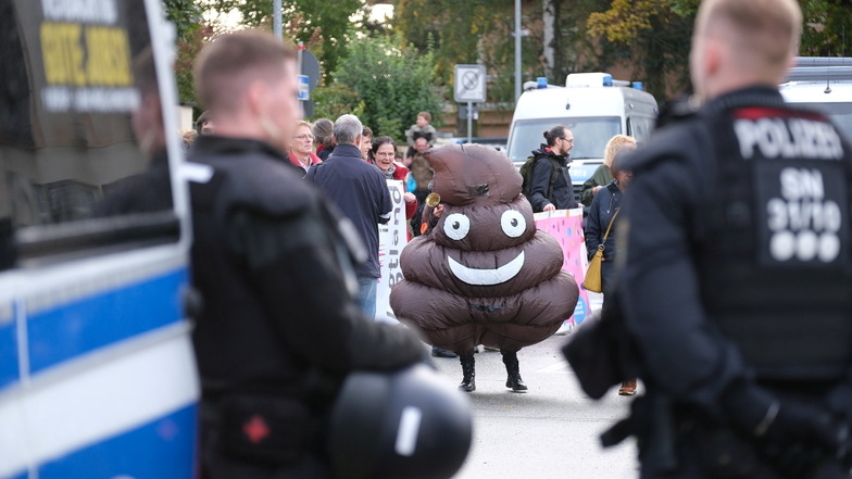 Am Rande der Proteste in Plauen zeigte dieser  Gegendemonstrant, was er von den Rechtsextremen hält.