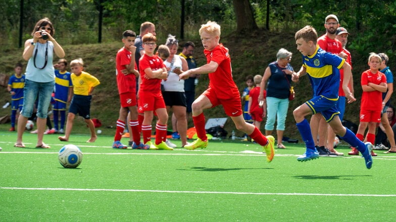 Die D-Jugend des VfB Leisnig läuft beim DMI-Cup gegen die Nachwuchskicker aus der ungarischen Partnerstadt Halasztelek auf.