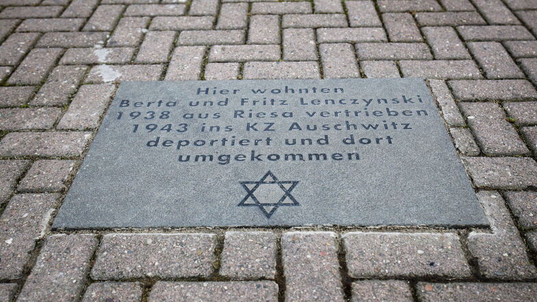 Gedenkstein vor dem Kaufhaus Troplowitz. Mehrere Orte allein in Riesas Innenstadt erinnern an die Opfer des Nationalsozialismus.