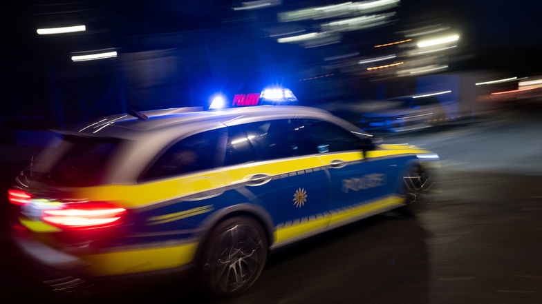 Am Dienstagabend wurde die Polizei nach Pulsnitz gerufen, nachdem dort nahe der Autobahnanschlussstelle zwei Autos kollidiert waren.
