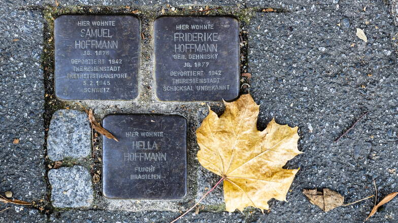 Die Stolpersteine an der Bischofstraße 15 in Bischofswerda erinnern an Samuel, Friderike und Hella Hoffmann. Die schlichten Quader aus Beton und Messing wurden 2015 verlegt.