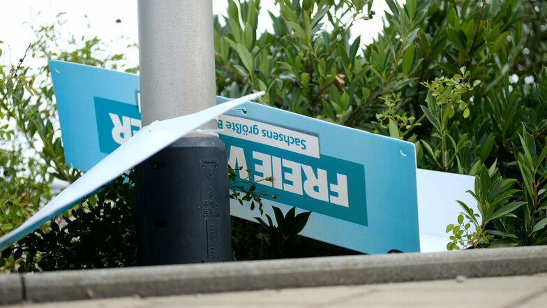 Bild mit Symbolcharakter: Ein Wahlplakat der Freien Wähler liegt zerzaust am Boden.
