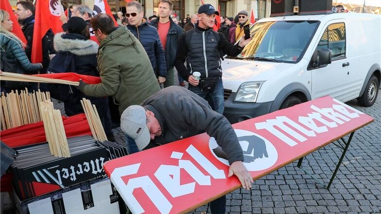 Ein Biertisch mit demTransparent mit "Heil Merkel" wird aufgestellt.