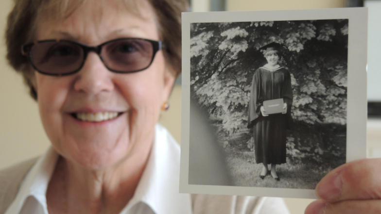 Celeste Sweeney zeigt ein Foto von sich bei ihrem College-Abschluss Ende der 60er-Jahre.