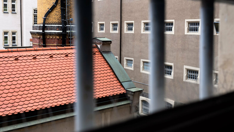 Blick aus einem vergitterten Fenster der Gedenkstätte Bautzen.