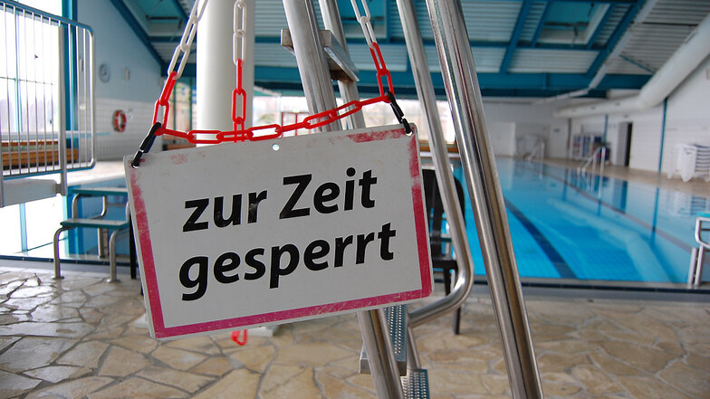 Normalerweise dient das Schild nur bei zu vollem 25-Meter-Becken für den Sprungturm. Doch seit Anfang November ist das gesamte Lausitzbad wieder zu.