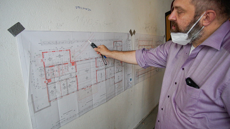 Robert Geburek zeigt am Bauplan, was im ersten Bauabschnitt schon alles erledigt wurde.
