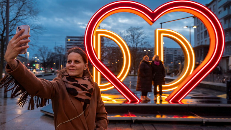 Nicole Urban, die Marketingmanagerin der Altmarktgalerie, nutzt die Gelegenheit für ein Selfie am neuen Herz-Tor in der Innenstadt Dresdens.