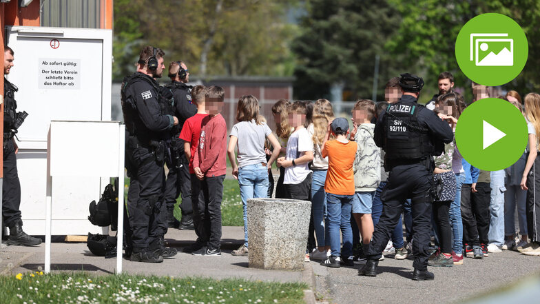 Spezialkräfte der Polizei haben am Vormittag die Bruno-Gleißberg-Grundschule in Heidenau und die Umgebung nach einem Amokalarm durchsucht.