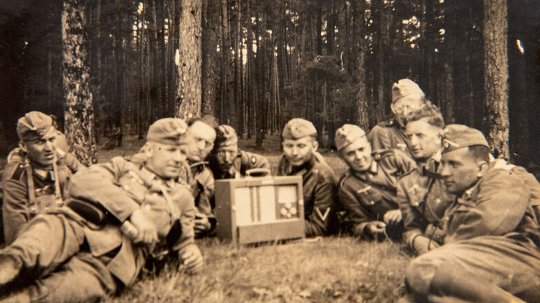 Führerreden begleiten die Ausbildung der Soldaten. Auf diesem Foto von 1939 marschiert Weises Kompanie bereits in Polen.