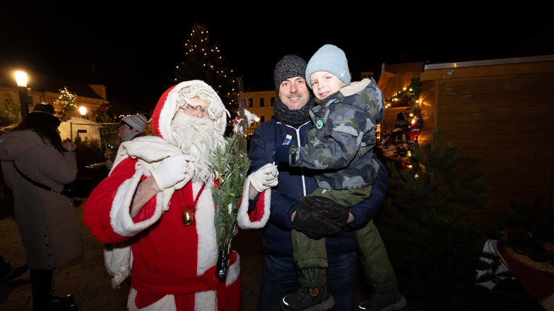Alwin hat Glück. Er traf den Weihnachtsmann auf dem Radeburger Weihnachtsmarkt, den er gemeinsam mit Vater André Stannek besuchte. Ihr Anreiseweg war kurz, sie kommen aus Radeburg.