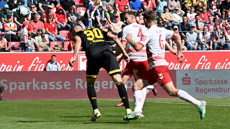 Stefan Kutschke erzielt mit einem Klasse-Kopfball das 1:0. Am Ende trennt sich Dynamo Dresden 1:1 vom Tabellenzweiten Jahn Regensburg.