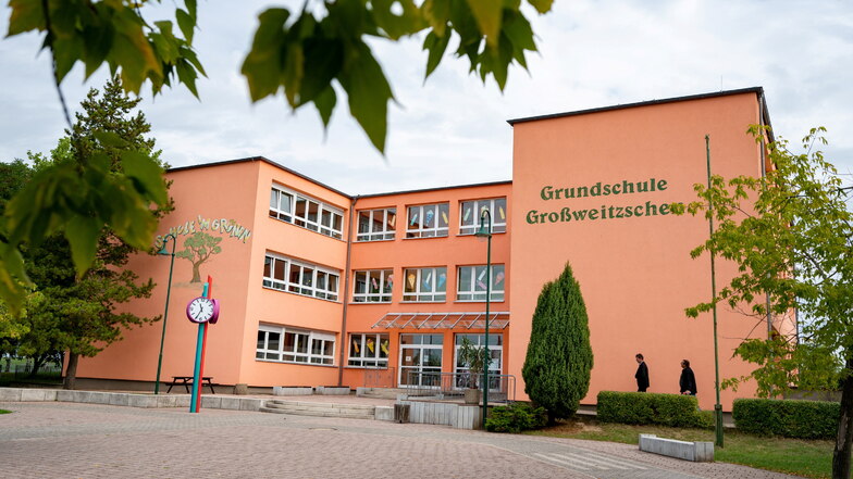 Die Fassade und der Schulhof der Großweitzschener Schule sehen sehr gut aus. Doch es sind dringend Brandschutzmaßnahmen notwendig.