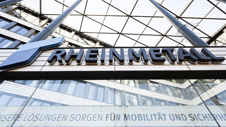 Das Logo des Rüstungskonzerns Rheinmetall ist an der Fassade der Unternehmenszentrale in Düsseldorf zu sehen.