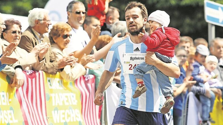 Das sind die wahren Helden: Dieser Halbmarathonläufer im Trikot der argentinischen Fußball-Nationalmannschaft trägt am Ende der 21 Kilometer seine Tochter unter dem Jubel der Zuschauer über die Ziellinie.