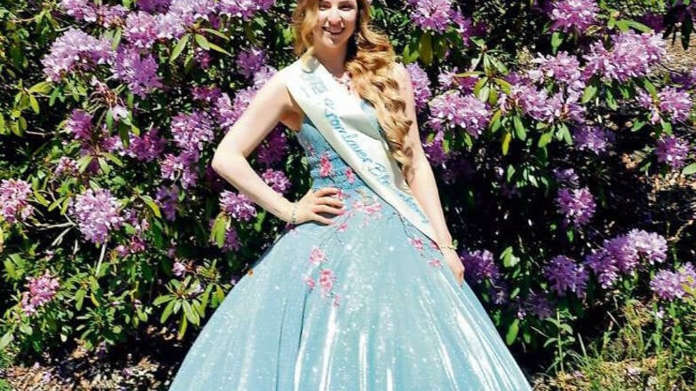 Antonia Jahnke ist seit 2019 als Blütenkönigin von Kromlau im In- und Ausland offizielle Repräsentantin des Ortes, seines Parks sowie der Region.