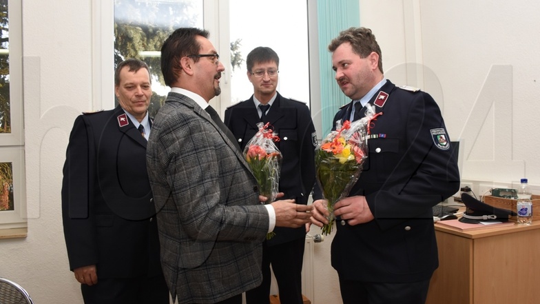 Gerd Preußing und der Bürgermeister Andreas Lysk gratulieren dem wiedergewählten Wehrleiter René Glowna (r.) und seinem Stellvertreter Holger Leue.