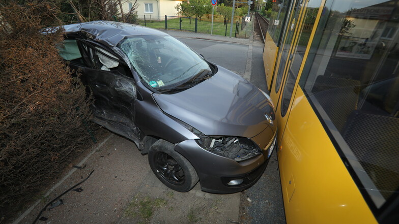 Am Bahnübergang Jaspisstraße in Coswig, kam sich am Freitagabend zu einem Unfall. Die Pkw-Fahrerin übersah offensichtlich eine in Richtung Weinböhla fahrende Straßenbahn der Linie 4.