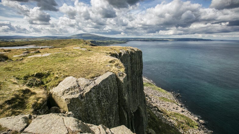 Die steilen Klippen entlang der Küsten Irlands bieten einen atemberaubenden Anblick, der die majestätische Kraft des Ozeans und die unvergleichliche Schönheit der irischen Landschaft vereint. Aus der Serie kennen Fans die Fair Head Dragonstone Cliffs...