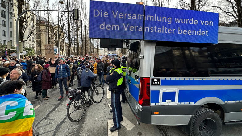 Münchner Demo gegen rechts wegen zu großen Andrangs abgebrochen