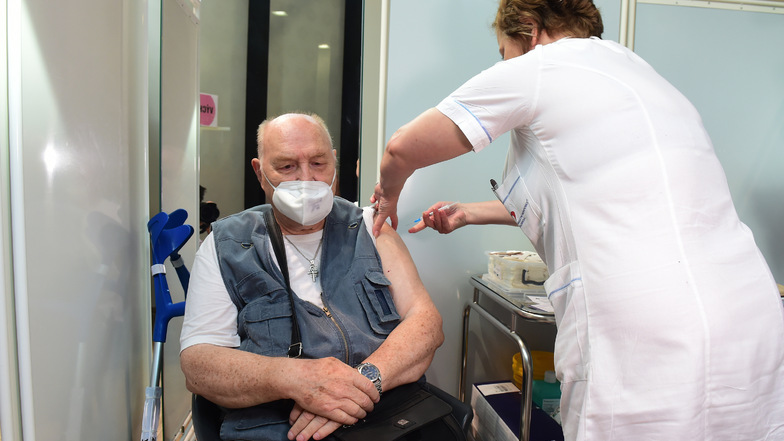 Alle Bürger ab 60 Jahren sollen sich ab kommenden März in Tschechien gegen das Coronavirus impfen lassen müssen. Das beschloss die scheidende Regierung am Freitag.