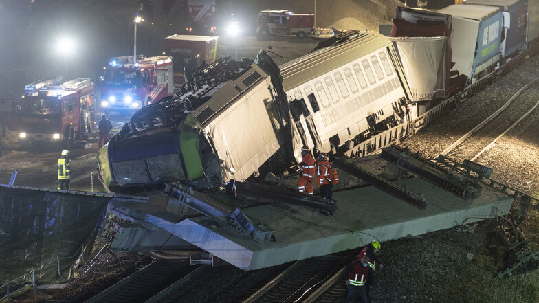 Bei einem Unfall eines Güterzugs in Auggen in der Nähe von Freiburg ist der Lokführer gestorben.